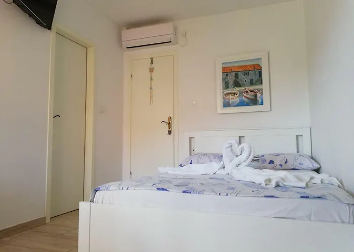 Jela Гостевой дом Шибеник